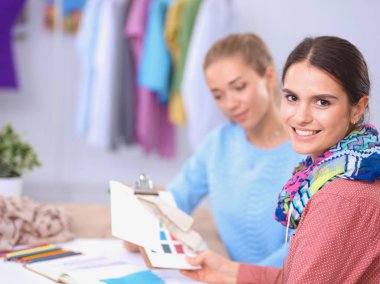 Stüdyoda çalışan modern genç moda tasarımcıları.