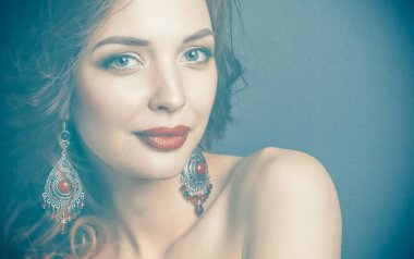 Siyah elbiseli, akşam makyajlı güzel bir kadın.