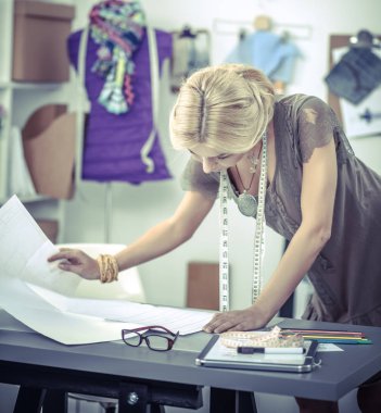 Stüdyoda çalışan modern genç moda tasarımcısı.