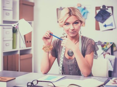 Stüdyoda çalışan modern genç moda tasarımcısı.