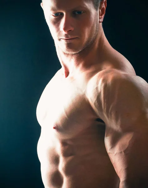 Healthy muscular young man. Isolated on black background — Stock Photo, Image