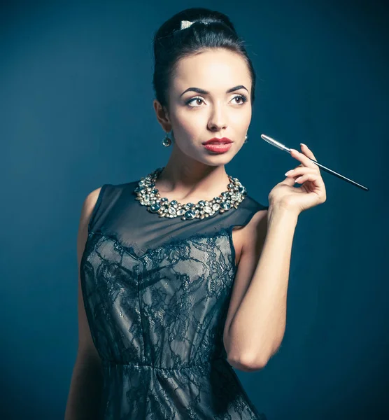 Retrato de joven hermosa mujer con joyas — Foto de Stock