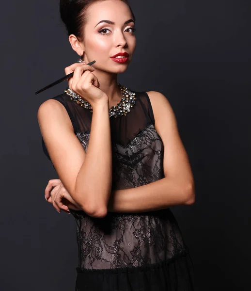 Retrato de joven hermosa mujer con joyas —  Fotos de Stock