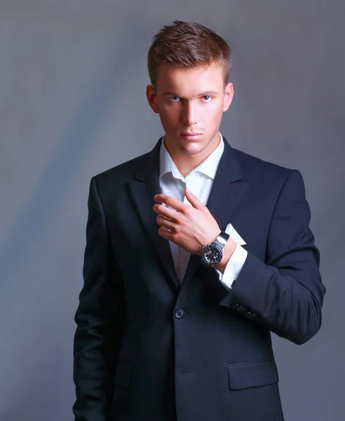 ビジネス スーツに若いエグゼクティブの肖像画 — ストック写真