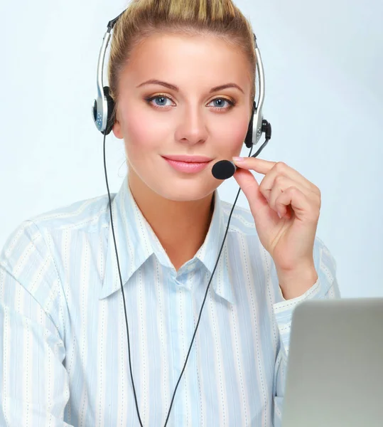 Πορτρέτο του όμορφη επιχειρηματίας που εργάζεται στο γραφείο της με ακουστικό και φορητό υπολογιστή — Φωτογραφία Αρχείου