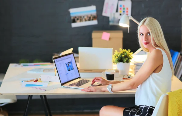 Modeontwerpers werken in studio zittend op het bureau — Stockfoto