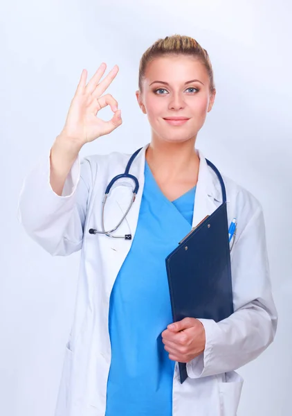 Giovane felice medico femminile mostrando pollici in su — Foto Stock