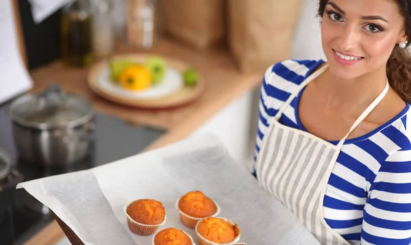 Donna sta facendo torte in cucina — Foto Stock