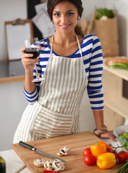 Mujer joven cortando verduras en la cocina —  Fotos de Stock