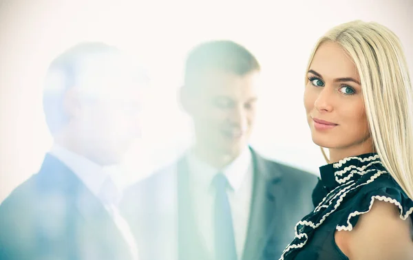 Geschäftsfrau steht mit einem Ordner in der Hand im Vordergrund — Stockfoto