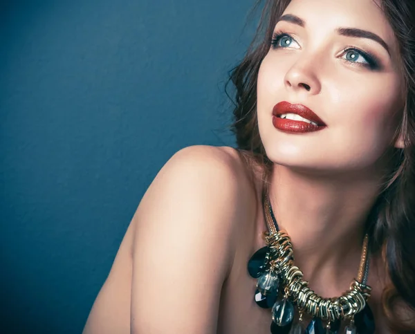 Hermosa mujer con maquillaje de noche en vestido negro — Foto de Stock