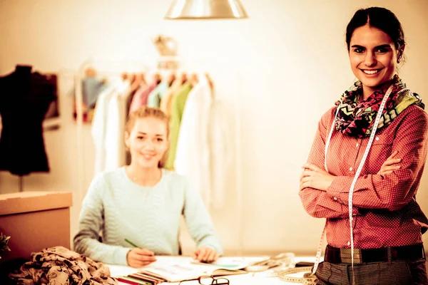 Jovem designer de moda moderna trabalhando no estúdio. — Fotografia de Stock