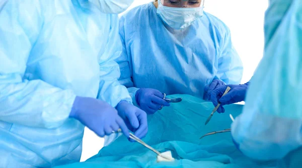 Equipe de cirurgia jovem na sala de cirurgia — Fotografia de Stock