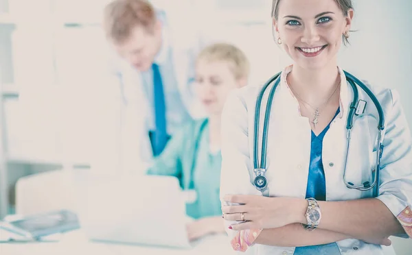 Doctora de pie con estetoscopio en el hospital — Foto de Stock