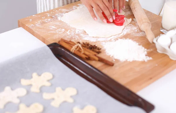Donna che fa biscotti di Natale in cucina — Foto Stock