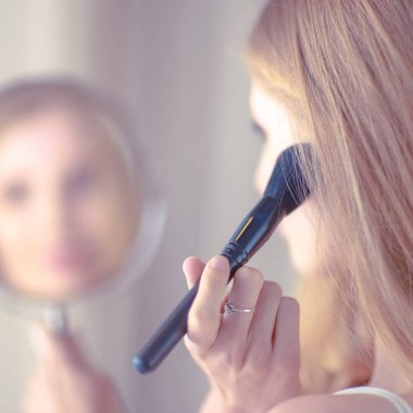 güzel bir kadın makyaj fırça ile uygulanması