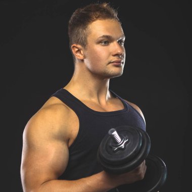 yakışıklı kaslı adam dumbell ile çalışma dışarı