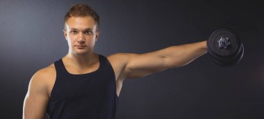 yakışıklı kaslı adam dumbell ile çalışma dışarı