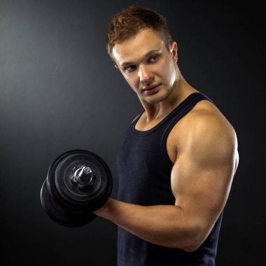 yakışıklı kaslı adam dumbell ile çalışma dışarı