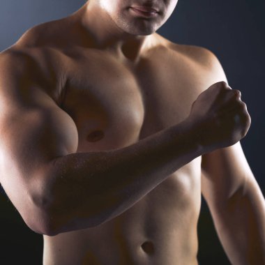 yakışıklı kaslı adam dumbell ile çalışma dışarı