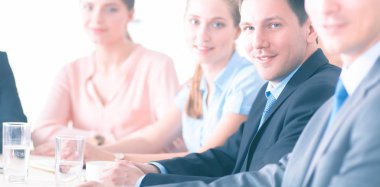 İş adamları iş toplantısında, ofiste oturup tartışıyorlar.