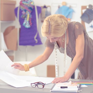 Stüdyoda çalışan genç moda tasarımcısı.