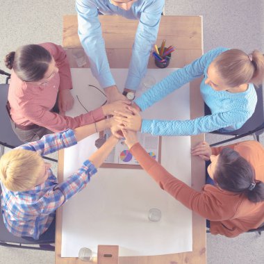 İş adamları iş toplantısında, ofiste oturup tartışıyorlar.