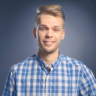 siyah arka plan üzerine yakışıklı bir genç adam portresi