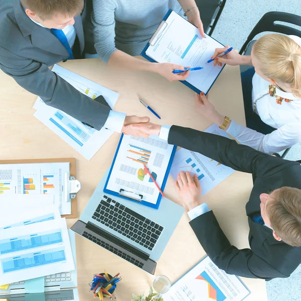 Zakenmensen zitten en discussiëren op zakelijke bijeenkomst, in functie — Stockfoto