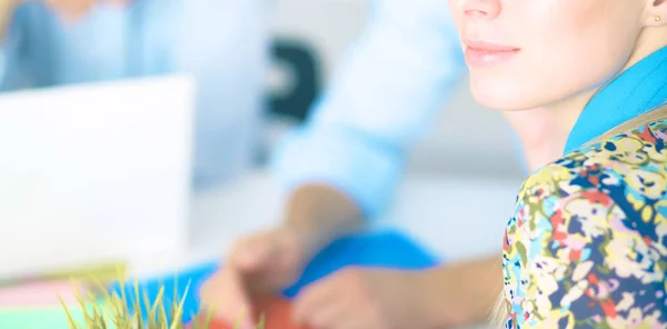 Retrato de atractiva diseñadora femenina en la oficina — Foto de Stock