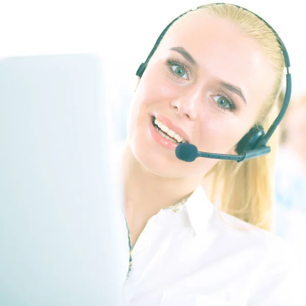 Aantrekkelijke jonge ondernemers en collega 's in een callcenter — Stockfoto