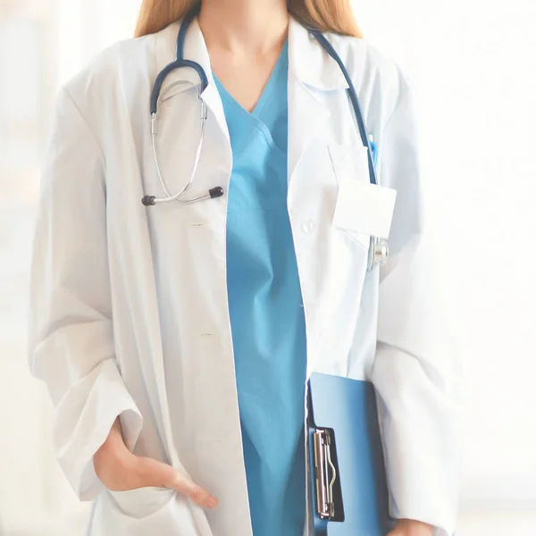 Портрет женщины-врача с папкой в коридоре больницы — стоковое фото