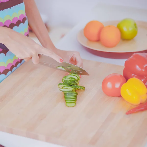 Junge Frau bereitet Salat in der Küche zu — Stockfoto