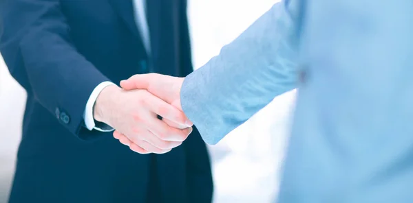 Empresários apertando as mãos, terminando uma reunião — Fotografia de Stock