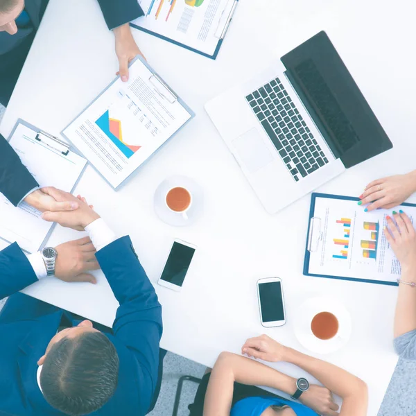 Gente de negocios sentada y discutiendo en la reunión de negocios, en la oficina — Foto de Stock