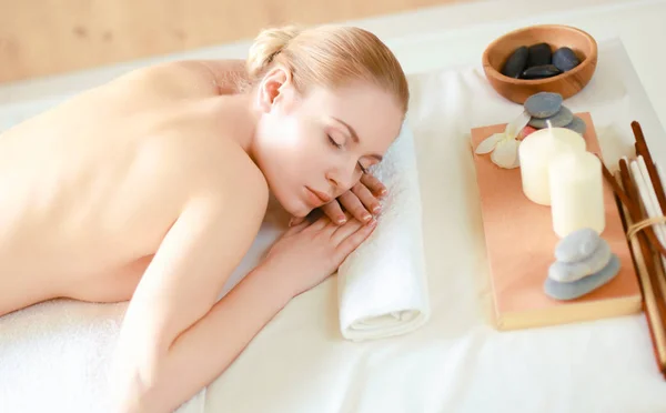 Hermosa joven recibiendo masaje de spa, tumbado en el salón —  Fotos de Stock