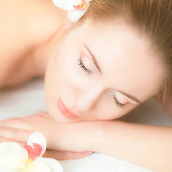 Beautiful young woman getting spa massage, lying on salon — Stock Photo, Image