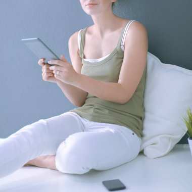 Kupası ile katta oturan çekici beyaz kız