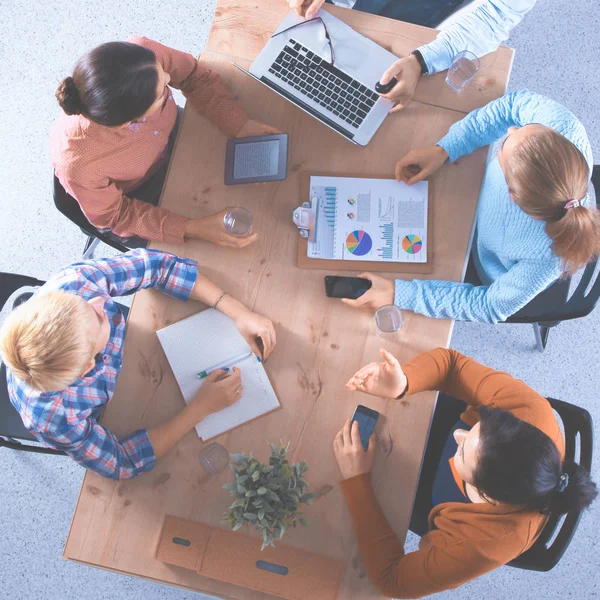 Geschäftsleute sitzen und diskutieren bei Geschäftstreffen, im Büro — Stockfoto