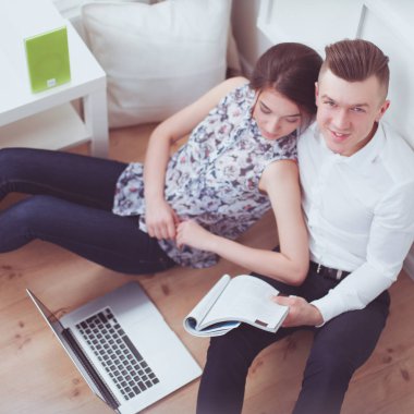 Mutlu genç çift birlikte oturuyor.