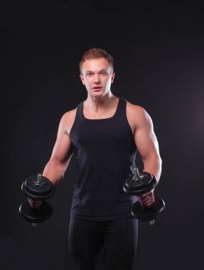 yakışıklı kaslı adam dumbell ile çalışma dışarı