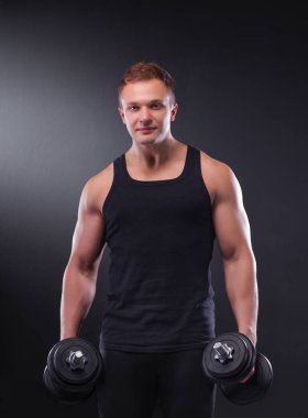 yakışıklı kaslı adam dumbell ile çalışma dışarı