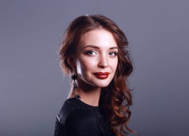 Siyah elbiseli, akşam makyajlı güzel bir kadın.