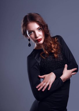 Siyah elbiseli, akşam makyajlı güzel bir kadın.