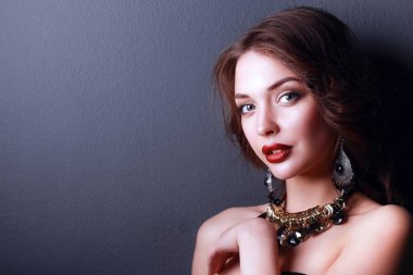 Siyah elbiseli, akşam makyajlı güzel bir kadın.