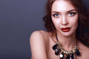 Siyah elbiseli, akşam makyajlı güzel bir kadın.