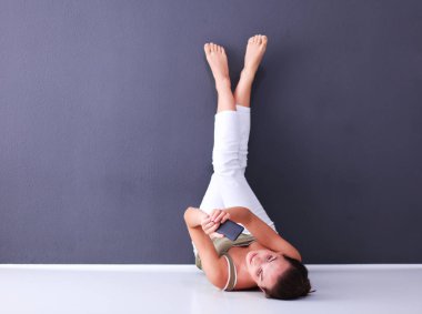 Genç kadın yerde bacaklar ile yatarken