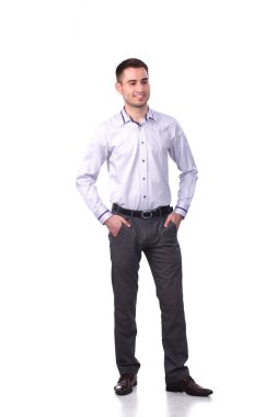 Beyaz arka planda izole edilmiş genç bir adamın portresi