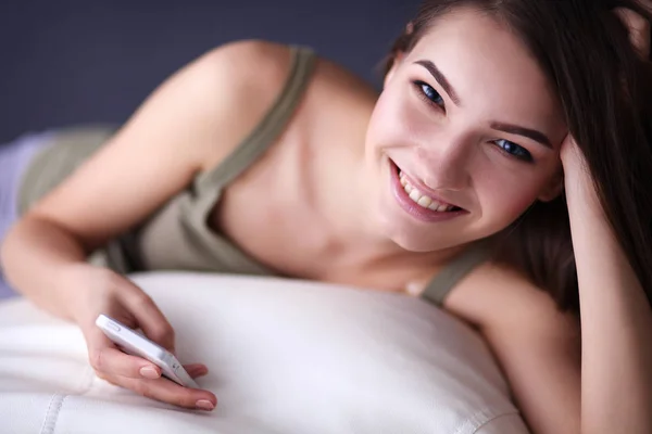 Jolie femme dans son salon couché sur le canapé envoyer désordre — Photo