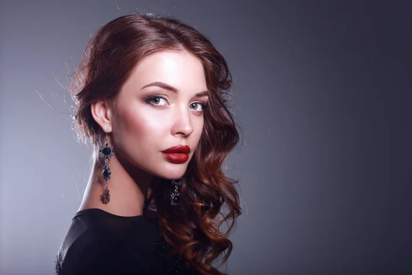 Hermosa mujer con maquillaje de noche en vestido negro — Foto de Stock